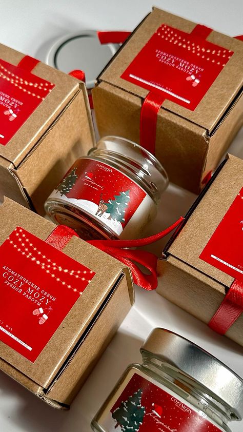 Christmas Candle Packaging, Essential Oil Candle Blends, Candles Box, Gift Exchange Ideas, Handmade Candles Diy, Christmas Candles Diy, Xmas Candles, Specialty Candles, Candle Party Favors