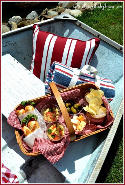 Corner of Plaid and Paisley: Life is a Boat of Cherries - Dining Alfresco Hop Mini Cherry Pies, Picnic Plates, Picnic Dinner, Picnic Inspiration, Cherry Season, Boat Food, Charcuterie Recipes, Fresh Cherries, Picnic Foods