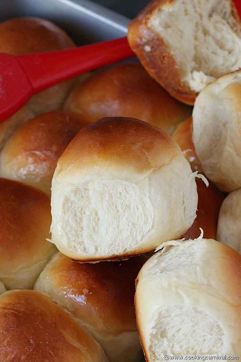 Incredibly easy to make, eggless, pillowy soft, fluffy, light, rich, buttery and impossible to resist - these homemade Ladi Pav aka Dinner Roll recipe is a keeper. They are a perfect addition to any meal. Learn how to make Mumbai style pav recipe from scratch in just 5 easy steps! #dinnerrolls #homemade #eggless #pav #ladipav Quick Bread Rolls, Pao Recipe, Dinner Roll Recipe, Pav Recipe, Jain Recipes, Fluffy Light, Dinner Roll, Bread Soft, Curry Recipes Indian