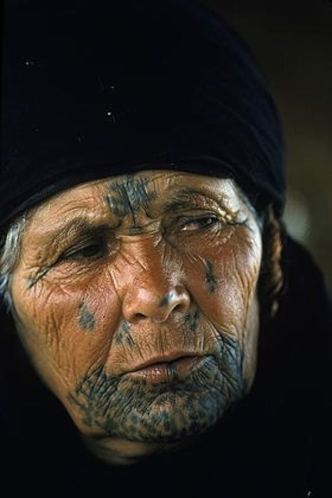 Bedouin Woman, Tattoos Face, Woman Tattoos, Petra Jordan, Facial Tattoos, Adventure Lifestyle, Amman Jordan, We Are The World, Face Tattoo