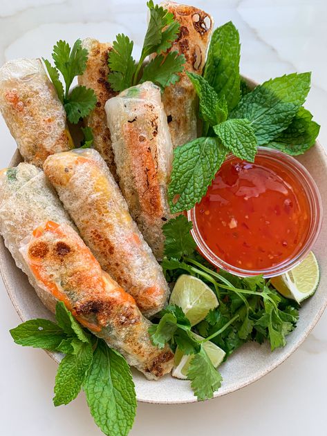 Crispy Chicken Rice Paper Rolls (Gluten Free) Rice Paper Rolls Fillings, Chicken Rice Paper Rolls, Crunchy Rice, Rice Paper Recipes, Rice Paper Wraps, Rice Paper Wrappers, Rice Wraps, Chicken Egg Rolls, Rice Rolls