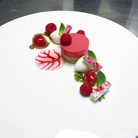 Chris Comer on Instagram: “Raspberry Cheesecake, Raspberry Mint + Elderflower Jellies, Chantilly, Raspberry Meringue, Frozen Raspberries.” Red Velvet Plated Dessert, Valentine Dessert Plating, Mousse Cake Plating, Cookies Plating, Panna Cotta Plating, Mousse Plating, Dessert Plate Decoration, Plating Dessert, Raspberry Meringue