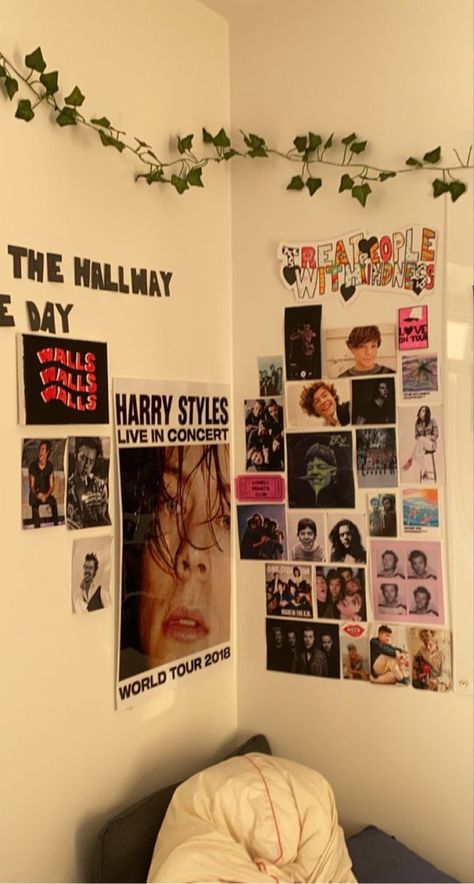 #harrystylesaesthetic Decoration Ideas Birthday, Minimal Room Decor, Decorate Birthday Party, One Direction Room, Birthday Decoration Ideas At Home, At Home Birthday, Birthday Decoration Ideas, Gambar One Direction, Bedroom Furniture Set