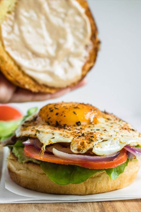 Breakfast Burger Recipe, Tasty Burger, Breakfast Burger, Easy Healthy Lunches, Cheap Healthy Meals, Chicken Breast Recipes Healthy, Breakfast Idea, Delicious Burgers, Breakfast Menu