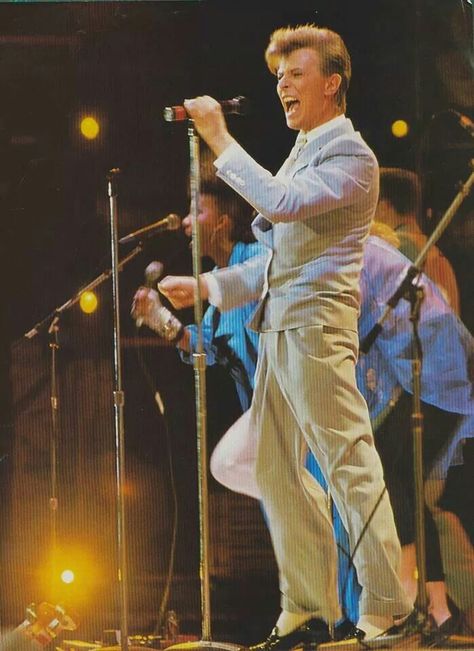 David Bowie David Bowie Live, Live Aid 1985, Mick Ronson, Live Aid, 80s Girl, Life On Mars, Wembley Stadium, Ziggy Stardust, Music Icon