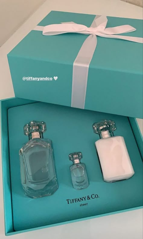 Blue Breakfast, Tiffany Girls, قلادات متدلية, Birkin Mom, Tiffany And Co Jewelry, Fragrances Perfume Woman, Fotografi Vintage, Perfume Collection Fragrance, Super Rich Kids