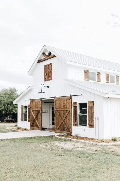 Discover 15 stunning white barndominium ideas for your next project, merging rustic charm and modern sophistication with timeless elegance and design versatility. Barndominium Floor Plans, Modern Farmhouse Design, Shed Homes, Barn Style House, White Barn, Design Exterior, Metal Building Homes, Farmhouse Exterior, Pole Barn Homes