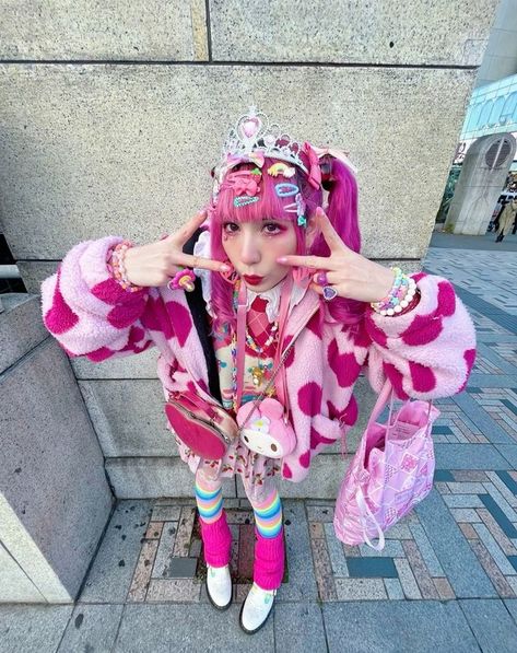 Harajuku Poses, Japanese Street Fashion Harajuku Kawaii, Decora Kei Aesthetic, Decora Kei Outfits, Harajuku Fashion Decora, Harajuku Decora Kei, Decora Kei Fashion, Decora Outfits, Decora Aesthetic