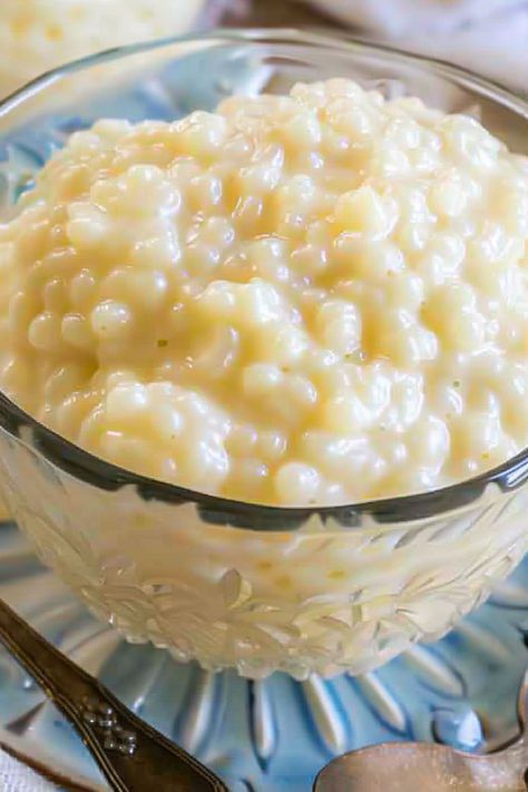 You can whip up this Slow Cooker Tapioca Pudding in either vanilla or chocolate, and it's easily adaptable for an Instant Pot too. This simple, vegan-friendly dessert has become a staple in my kitchen—it's the one I find myself making the most, and it's finally time for an update. Despite the scarcity of dessert recipes Slow Cooker Tapioca Pudding Crock Pot, Crockpot Pudding Recipes, Instant Pot Tapioca Pudding Recipe, Slow Cooker Tapioca Pudding, Crockpot Tapioca Pudding, Crockpot Tapioca Pudding Recipe, Slow Cooker Pudding Recipes, Homemade Tapioca Pudding, Vegan Tapioca Pudding