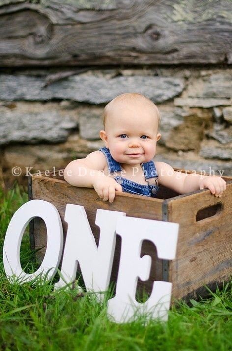 Studio prop : apple crate Corner Photography, Photo Bb, Birthday Portraits, One Year Pictures, 1st Birthday Pictures, 1st Birthday Photoshoot, First Birthday Pictures, First Year Photos, Toddler Photography