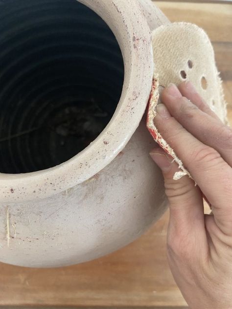 Diy Speckled Pottery, Repainting Ceramic Vases, Spray Paint Ceramic, Aged Pottery, Ceramic Vases Diy, Painting Objects, Painting Tricks, Vases Diy, Pottery Barn Living Room