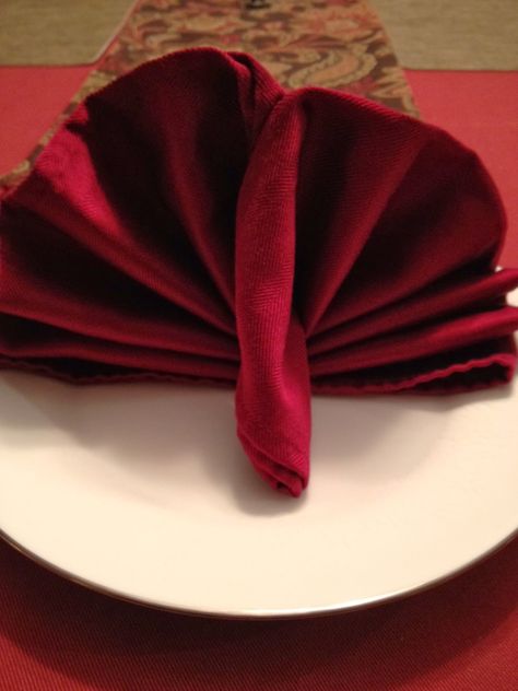 Dress up your Thanksgiving table by turning your napkins into part of the table decoration by making turkeys.     Make a simple turkey to p... Turkey Napkin Fold, Wedding Napkin Folding, Thanksgiving Napkin Folds, Turkey Napkins, Easy Napkin Folding, Cloth Napkin Folding, Paper Napkin Folding, Thanksgiving Tablecloth, Fall Napkins