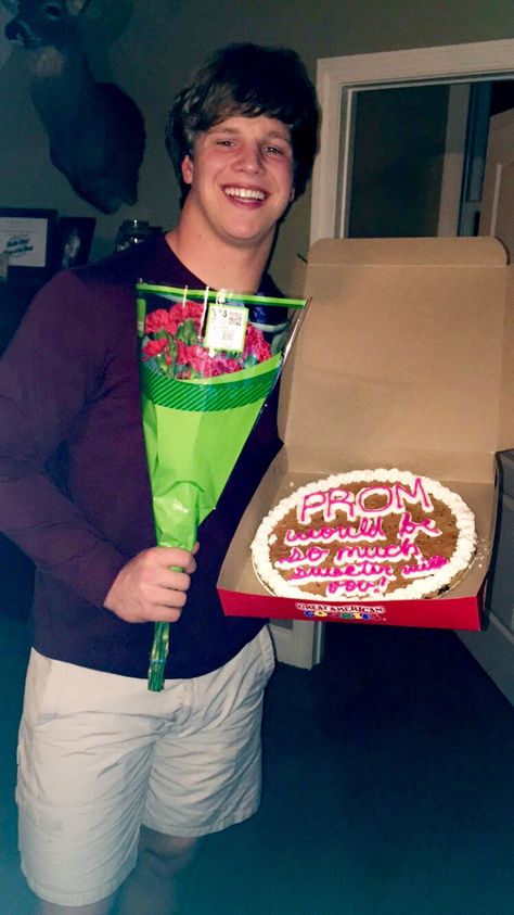 Cookie cake promposal Promposal Cookies, Cookie Promposal, Cake Promposal, Promposal Ideas For Him, Prom Proposals, Hoco Ideas, Hoco Proposals, Prom Proposal, Cookie Cake