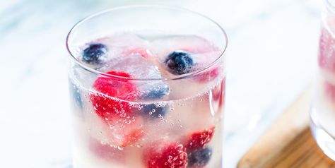 Triple Berry Sparklers Are The Most Patriotic Mocktail Non Alcoholic Mojito, Summer Mocktails, Summer Drinks Alcohol, Party Drinks Alcohol, Mocktail Recipes, Watermelon Juice, Party Food And Drinks, How To Make Drinks, Best Chocolate Chip Cookie