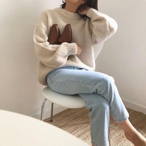 Fashion Outfits Korean, Minimalist Moda, Minimalistic Outfits, Korean Fashion Ideas, Outfit Elegantes, Look Zara, Light Denim Jeans, Look Retro, Feminine Fashion