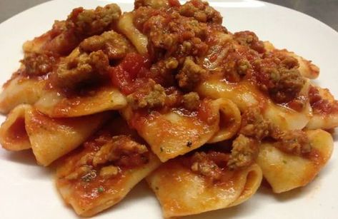 Pasta al fischio, Meglio del ragù. La ricetta della tradizione napoletana che si prepara in una sola pentola e in 10 minuti Pasta Italiana, Best Italian Restaurants, Lasagna Pasta, Italian Restaurants, Sicilian Recipes, Zucchini Fritters, Rigatoni, Tortellini, Italian Restaurant