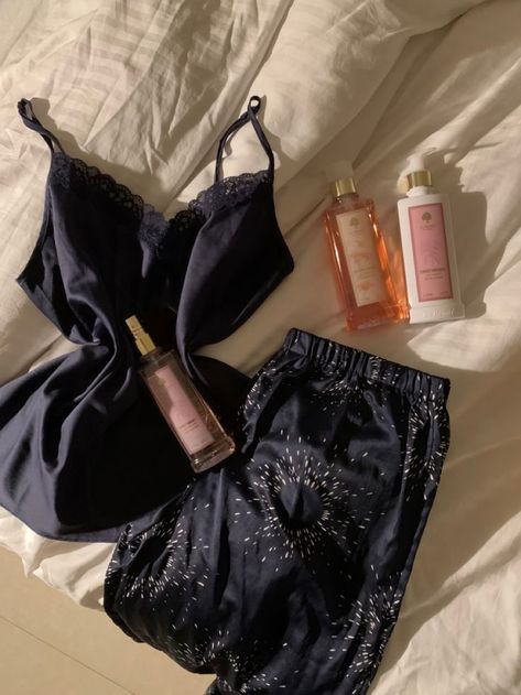 Pijama Victoria Secrets, Morning Routine Skincare, Planner Routine, Aesthetic Routine, Routine Aesthetic, Cosy Outfit, Cute Pjs, Pajama Fashion, Cute Pajama Sets