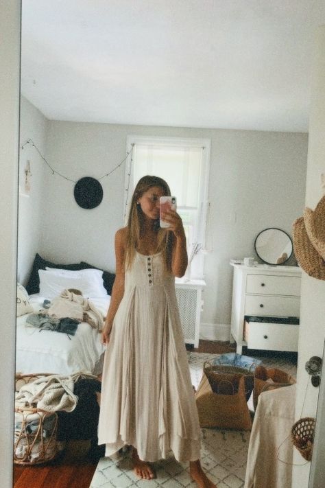 Boho Simple Outfit, Girly Boho Aesthetic, Soft Boho Outfits, Boho Clean Girl Aesthetic, Hour Glass Outfits Casual, Lazy Boho Outfit, Boho Clothes Aesthetic, Boho Clothing Aesthetic, Boho Mom Aesthetic