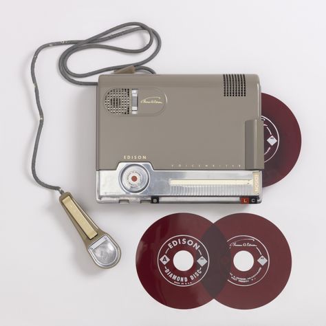 Take a Memo | Cooper Hewitt, Smithsonian Design Museum Cooper Hewitt, Tech Aesthetic, Old Technology, Retro Gadgets, Tape Recorder, Record Players, Electronics Design, Ex Machina, Vintage Electronics