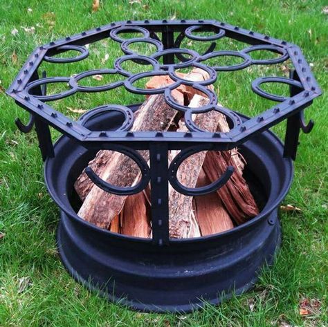 Western Fire Pits for a Cozy Fall Fire Pit Topper, Grill Diy, Welded Art, Horseshoe Crafts Projects, Diy Grill, Welding Crafts, Western Designs, Horseshoe Projects, Horseshoe Decor