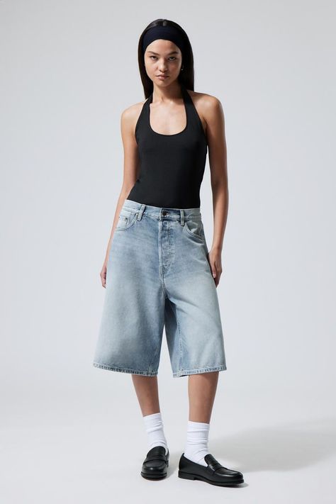 Baggy Short Jeans Outfit, Blue Jorts Outfits, Baggy Jorts Women, Baggy Shorts Outfits Women, Baggy Jean Shorts Outfit, Short Jeans Outfit, Long Jean Shorts Outfit, Baggy Shorts Outfit, Jorts Women