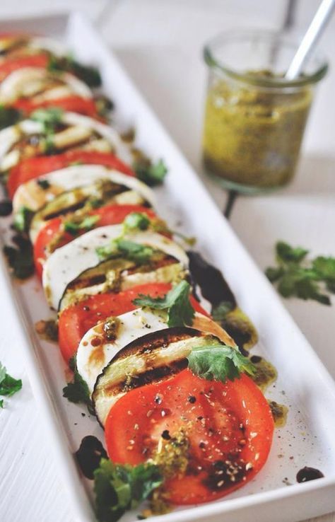 Grilled Eggplant Salad, Sommer Mad, Eggplant Salad, Mozzarella Salad, Grilled Eggplant, Tomato Mozzarella, God Mat, Eggplant Recipes, Healthy Kitchen