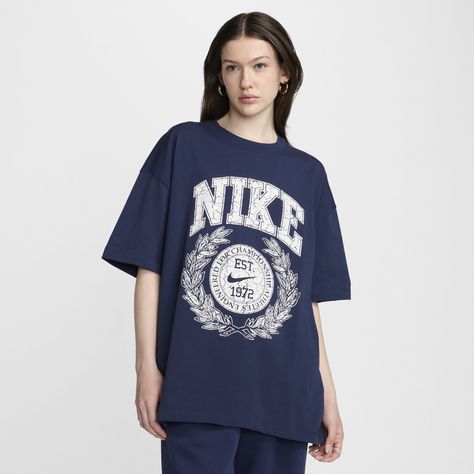 Oversized and spacious, this soft tee is perfect for when you want to rock a comfy, baggy look. Heavyweight cotton fabric and varsity-inspired design details make it an easy-to-style layer. Navy Tshirt Outfit, Shirts Nike, Tshirt Outfit, Fitness Apparel, Rock A, Women Lifestyle, Midnight Navy, Oversized T Shirt, Sportswear Women