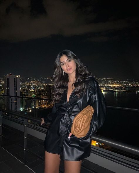 Roof Top Pictures Ideas, Night Rooftop Photoshoot, Rooftop Photoshoot Night, Balcony Photoshoot Ideas, Restaurant Poses Instagram, Balcony Picture Poses, Rooftop Poses, Rooftop Pics, Balcony Aesthetic