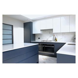 We love this smart, stylish kitchen so typical of the award winning next125 range. Handless will always equal streamlined but we go up another notch with Handless Kitchens, White And Brass Kitchen, Apt Kitchen, Copper Radiator, Navy Blue Kitchen Cabinets, Dark Blue Kitchens, Living Room Home Theater, White Worktop, Navy Blue Kitchen