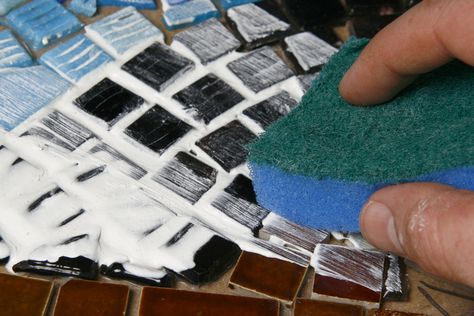 How to Do Mosaics in 10 Steps Mosaic Stained, Mosaic Madness, Mosaic Projects, Mosaic Diy, Mosaic Designs, Stained Glass Mosaic, Counter Top, Mosaic Patterns, Diy Projects To Try