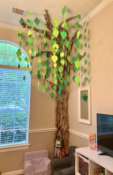 DIY Paper Tree Project #reading #readingcorner #tree #classroom #teacher I made this off my Cricut machine, a roll of brown paper from Michales, fishing line and hot glue! Paper Tree Classroom, Classroom Tree, Kraf Kertas, Deco Jungle, Preschool Classroom Decor, Deco Nature, Diy Tree, Bed Diy, Diy Classroom