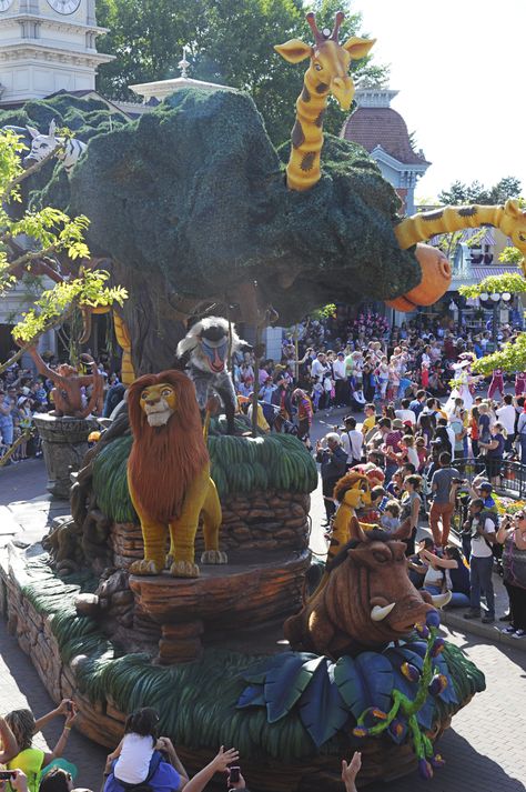 Disney Magic on Parade, Disneyland Paris, Parade time, The Lion King, Simba, Timon, Pumba, Mufasa, Zazu, Scar, Giraffe, Rafiki, Mickey Mouse and Friends, photo : Gemma Schipani Disneyland Holidays, The Lion King Simba, Roi Lion, King Simba, Lion King Simba, Friends Photo, Lion Pride, Disney Lion King, Disney Theme Parks