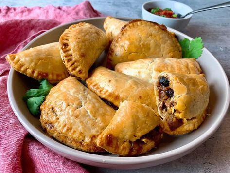 Beef and Bean Empanadas Empanadas Beef, Bean Empanadas, Beef And Beans, Minced Lamb, Potato Cubes, Easy Pasta Dinner Recipes, Cinnamon Roll Bake, Cooking Oatmeal, Middle East Recipes