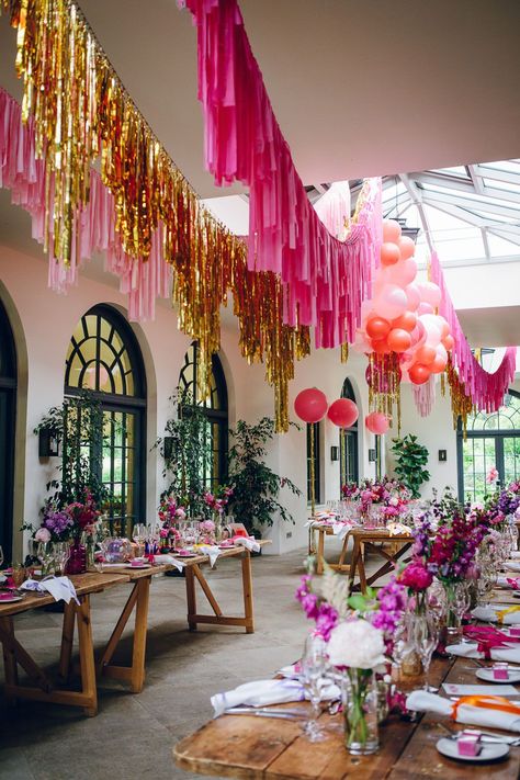 Pink streamers and balloons decorating the wedding venue with gold details | Amy B Photography | <a href="https://www.rockmywedding.co.uk/vivienne-westwood-wedding-dress" target="_blank" rel="noopener">See more of this wedding</a> Colorful Birthday Outfit, Middleton Lodge, Tafel Decor, Fringe Backdrops, Rock My Wedding, Retro Wedding, Pink Parties, Grad Parties, Diy Party Decorations