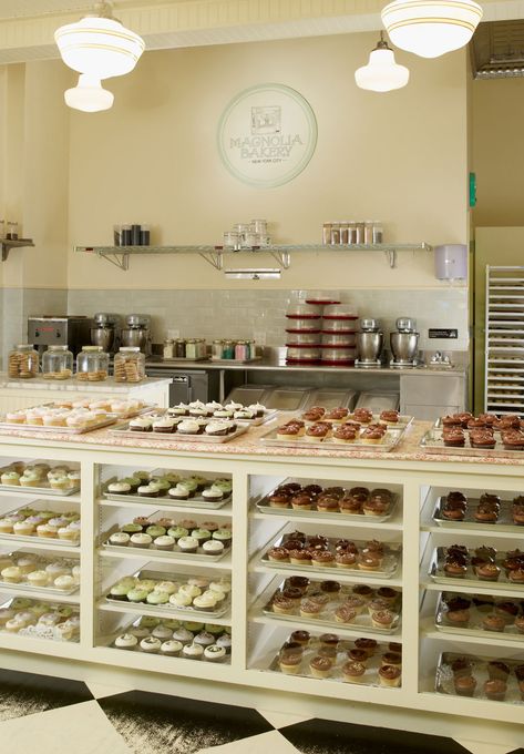 Magnolia Bakery Nyc, Pastry Shop Interior, Cake Shop Interior, Magnolia Bakery New York, Bakery New York, Bakery Shop Design, Bakery Interior, Small Bakery, Small Coffee Shop