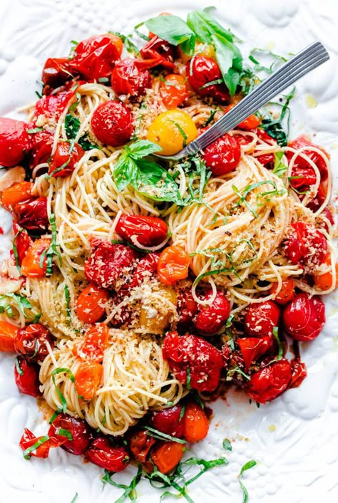 Spaghettini with Roasted Tomatoes, Fresh Basil, and Toasted Garlic Breadcrumbs. A flavor packed main course that can be thrown together in less than 30 minutes! Garlic Olive Oil Pasta, Oil Pasta, Roasted Tomato Pasta, Olive Oil Pasta, Crispy Garlic, Pasta Fatta In Casa, Garlic Olive Oil, God Mat, Think Food