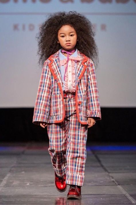 Cool Pic! Seoul South Korea Kids Fashion Week. Love this shot of the mumu & baba brand. See more pictures from kids fashion week. #kidsfashion #fashionweek #seoulfashionweek #celebritykids #runwayfashion Runway Fashion Dresses, Kids Fashion Show, Outfits For Kids, Runway Outfits, Seoul Fashion Week, Style Instagram, Children's Fashion, Popular Outfits