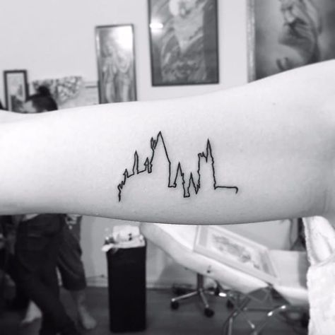 Hogwarts Skyline, Hogwarts Tattoo, Tattoo Party, Skyline Tattoo, Hp Tattoo, Nice Tattoos, Tattoo Mini, Matching Best Friend Tattoos, Potter Tattoo