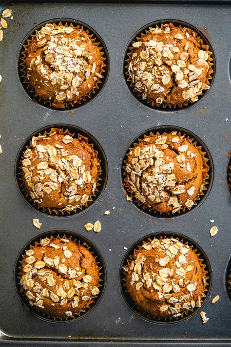 These blender muffins are so easy to whiz up, and come out perfectly fluffy with no flour! They're a perfect make-ahead healthy breakfast or snack. #blender #muffins #blendermuffins #healthy #breakfast #snack Oats Snack, Zucchini Muffins Healthy, Vegan Banana Muffins, Gluten Free Banana Muffins, Best Blender, Blender Muffins, Granola Recipe Healthy, Acai Bowls Recipe, Healthy Banana Muffins