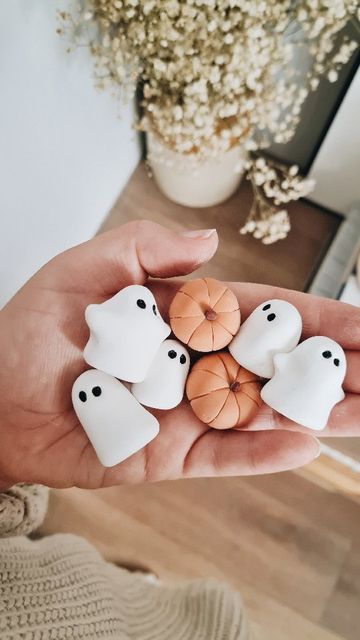 Halloween Airdry Clay, Diy Clay Fall Decor, Halloween Air Clay Crafts, Model Magic Ghost, Air Dry Pumpkins, Ghost Clay Ideas, Polymer Clay Ghost Diy, Oven Bake Clay Halloween, Air Dry Clay Halloween Decorations