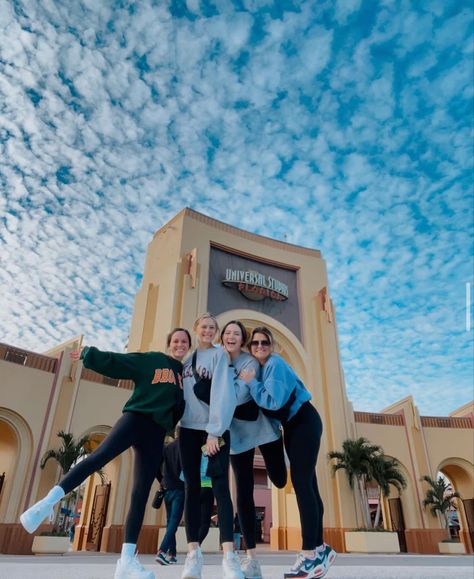 Universal California Outfit, Universal Studios Picture Ideas Friends, Universal Aesthetic Pictures, Universal Studios Orlando Pictures Ideas, Universal Orlando Photo Ideas, Universal Photos, Orlando Universal Studios, Universal Studios Outfits Women, Universal Photo Ideas