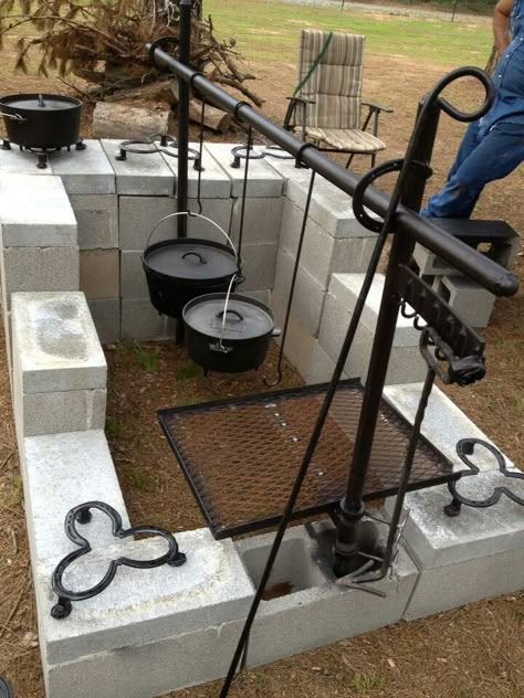 Cinder block grill Pigeon House, Cooking Outdoors, Diy Bbq, Dutch Oven Cooking, Fire Pit Grill, Door Kitchen, Fire Cooking, Campfire Cooking, Bbq Pit