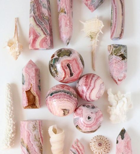 Discover the Healing Properties of Rhodonite – A Guide on How to Use It – moonritualsaustralia Rhodonite Crystal Meaning, Rhodonite Properties, Rhodochrosite Crystal Meaning, Rhodonite Crystal, Rhodonite Jewelry, Crystals Rhodonite, Pink Rhodonite, Supplements Packaging, Pearl Rose