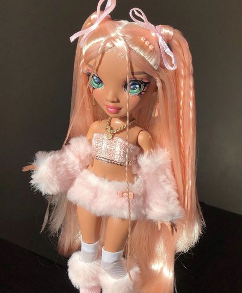 Doll Hair Inspiration, Pink Hair Barbie Doll, Hairstyles For Rainbow High Dolls, Doll Hair Styling, Rainbow High Dolls Pink, Rainbow High Dolls Hairstyles, Hair Styles For Dolls, Rainbow High Hair Styles, Rainbow High Custom Doll