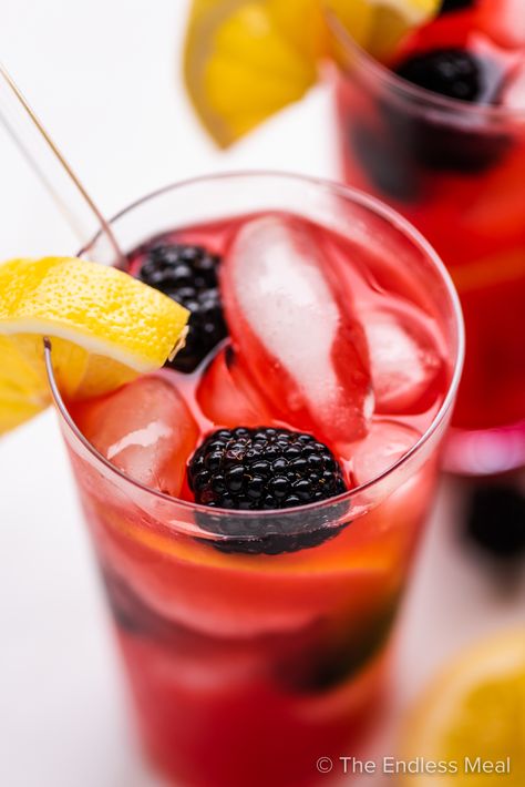 Blackberry Punch, Popular Summer Drinks, Lemonade Cocktail Recipe, Blackberry Drinks, Blackberry Lemonade, Mango Lemonade, Blackberry Recipes, Vodka Lemonade, Culinary Lavender