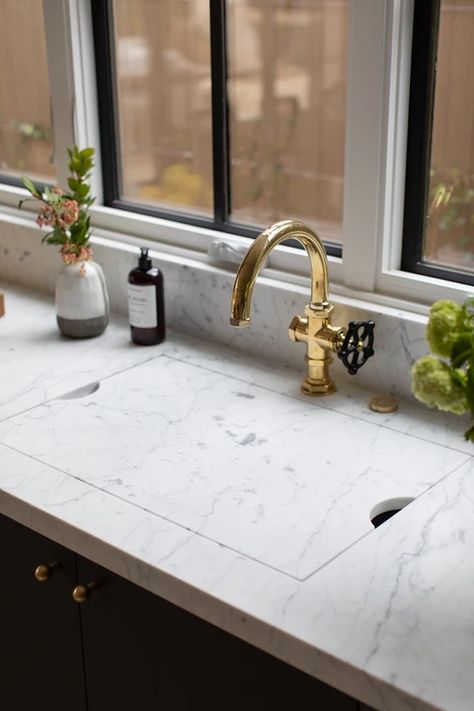 Kitchen Sink Cover, Brandon Architects, Kitchen Sink Countertop, White Marble Kitchen, Sink In Island, Desain Pantry, Sink Cover, Marble Sinks, Bar Sink