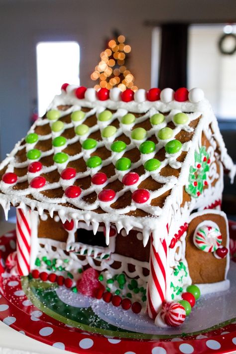 Super adorable Christmas Gingerbread house.  Some fun stress free tips, too!  |  My Name Is Snickerdoodle Gluten Free Gingerbread House, Gingerbread Dolls, Gingerbread House Ideas, Gingerbread Art, Rodjendanske Torte, Ginger Bread House Diy, Gingerbread House Recipe, Gingerbread House Template, Gingerbread House Parties