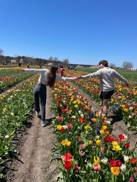 Couple In A Field Of Flowers, Cute Date Pics Aesthetic, Spring Couples Aesthetic, Couple Spring Aesthetic, Summer Couple Date Ideas, Summer Ideas Couples, Spring Aesthetic Couple, Couple Tulip Field, Cute Spring Date Ideas