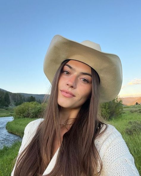 Chestnut Springs, Elsie Silver, Miss Texas, Miley Stewart, Looks Country, Cowgirl Aesthetic, Western Girl, Instagram Ideas Post, Trendy Clothing