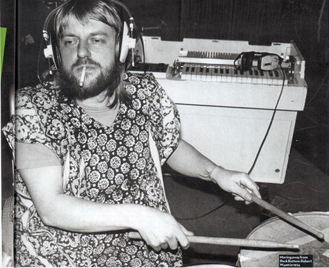 The Making Of... I'm A Believer by Robert Wyatt - Uncut N° 201 - February 2014 - Une discographie de Robert Wyatt Robert Wyatt, Anarcho Punk, Make Fashion, Jazz Fusion, Japan Kawaii, Music Pictures, Jazz Musicians, Progressive Rock, Rhythm And Blues